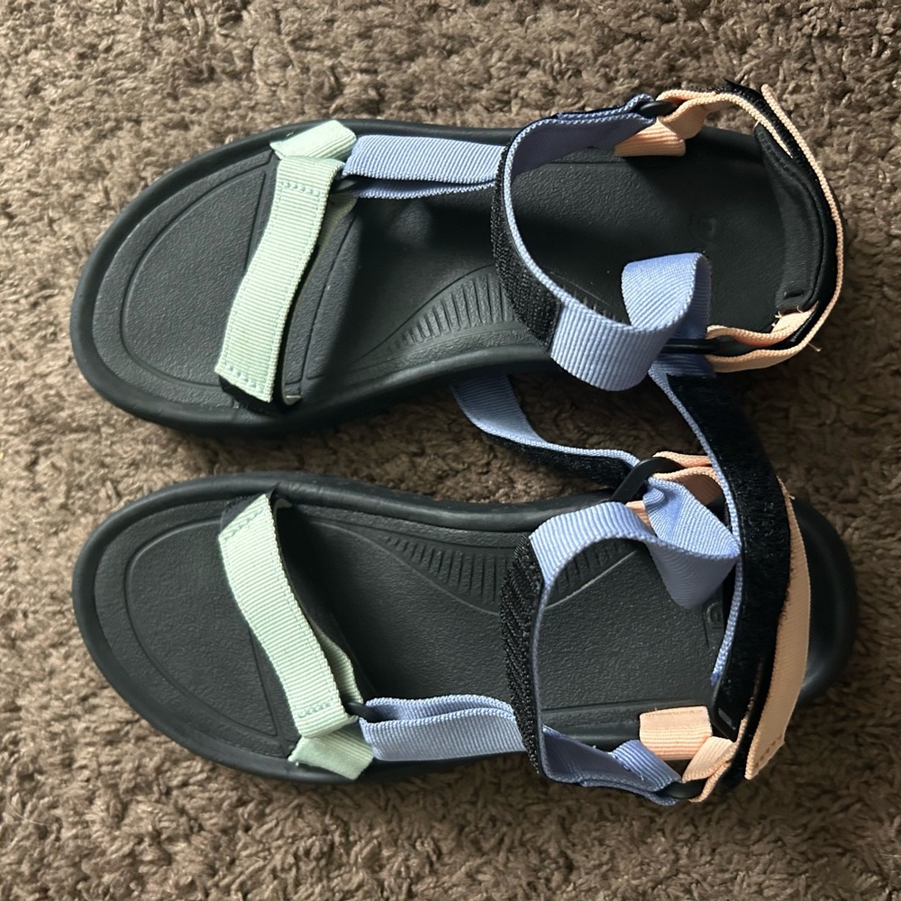 Teva hurricanes size 9